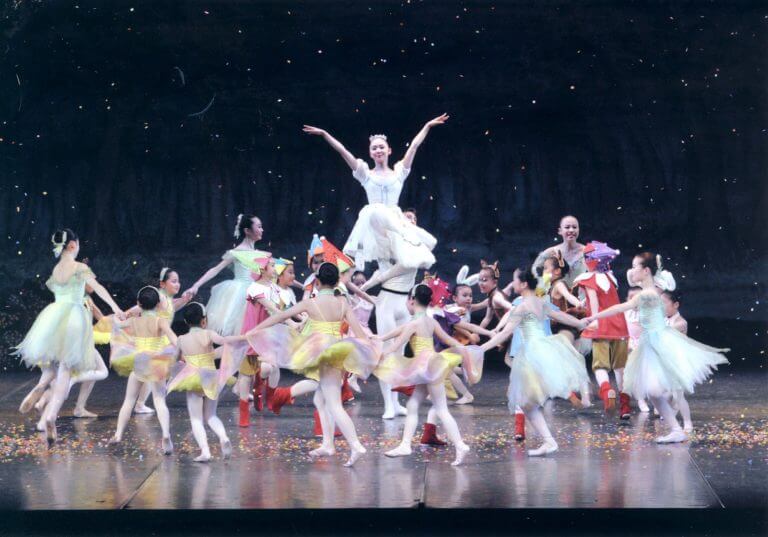 白雪姫を踊る生徒たち