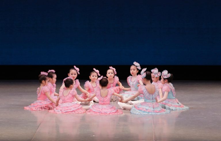 バレエの舞台で踊る子どもたち
