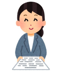 スタジオへ入会申込の書類を提出するお母さん
