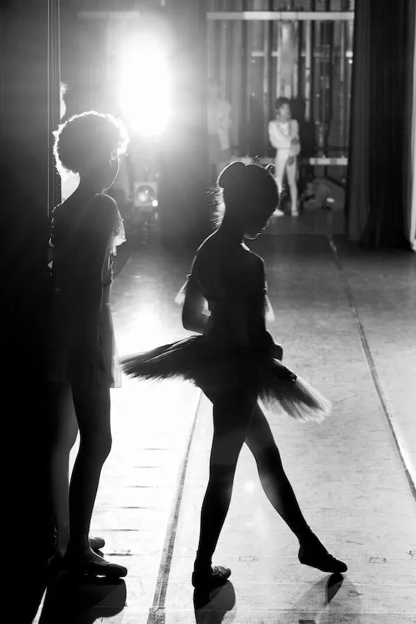 舞台袖の2人のバレエ教室の生徒