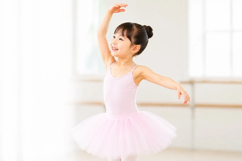 はじめてレオタードでバレエのレッスンをする女の子