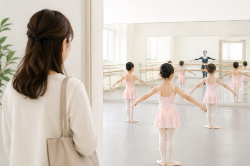 体験レッスンの様子を見ている母親